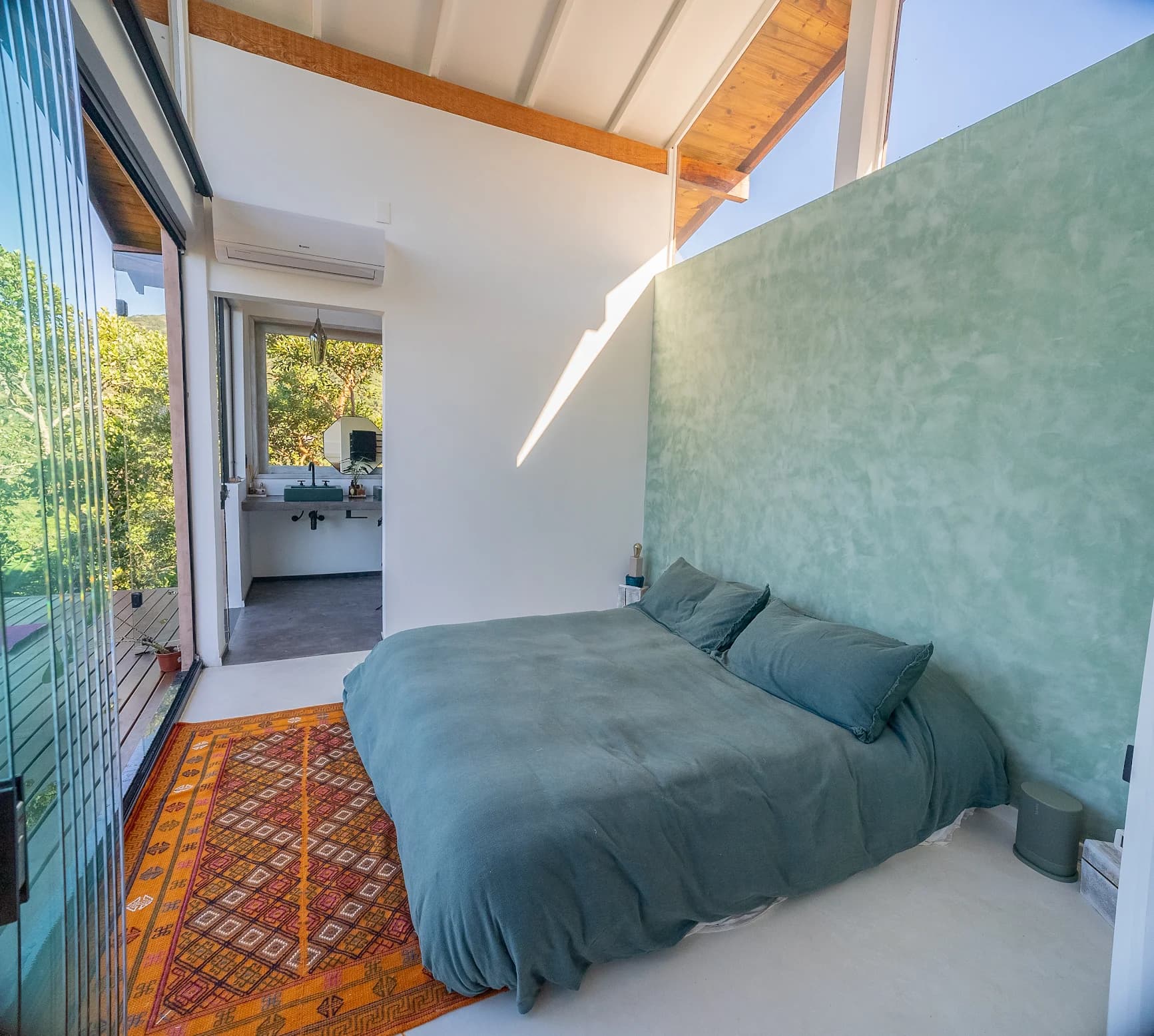 Quarto com parede em efeito cimento queimado pintada pelo Douglas